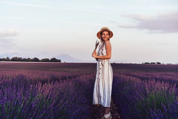 Full Length Happy Female Traveler Summer Clothing Hat Enjoying Lavender — Stock Photo, Image