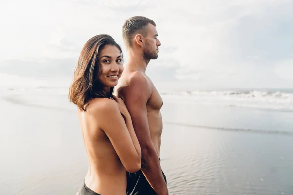 Side View Adult Multiracial Couple Standing Sandy Empty Shore Sunlight — Stock Photo, Image