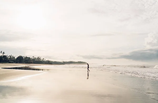 Side View Unrecognizable Man Walking Wet Sandy Shore Waving Sea — Stock Photo, Image