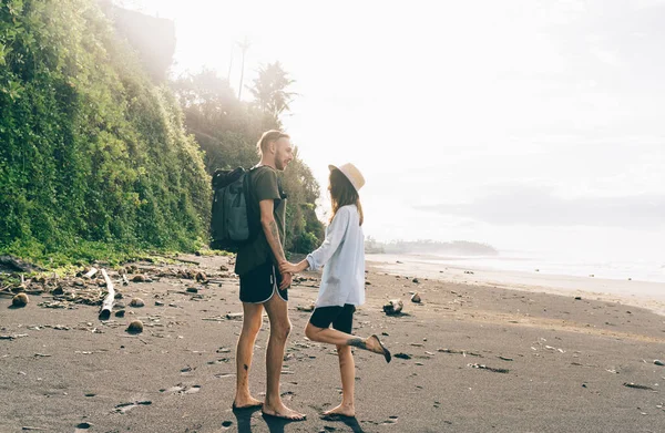 Vue Latérale Couple Pieds Nus Debout Face Autre Sur Plage — Photo