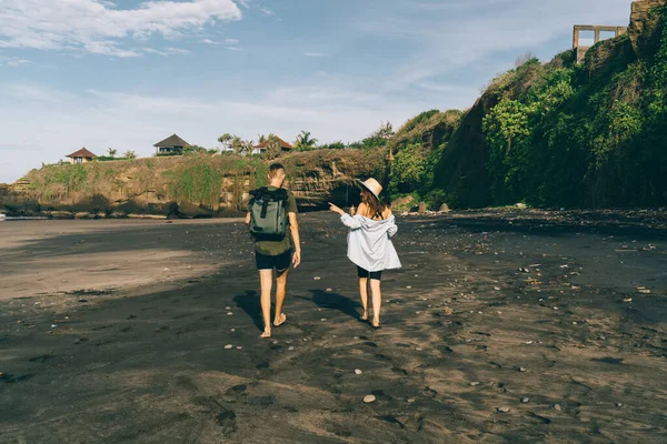 Powrót Widok Nierozpoznawalne Pełne Ciało Człowieka Plecakiem Chodzenie Czarna Plaża — Zdjęcie stockowe