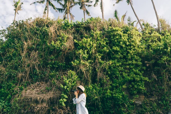 Angle Bas Vue Latérale Jeune Femme Chapeau Debout Près Haute — Photo