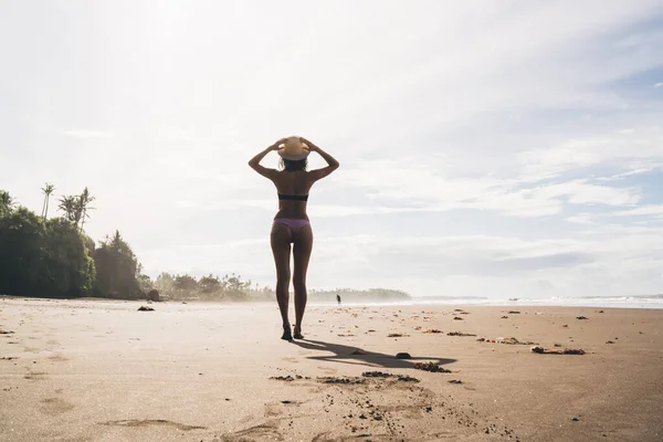 Vista Trasera Cuerpo Completo Mujer Anónima Traje Baño Sombrero Caminando —  Fotos de Stock