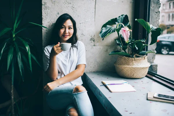 Glad Asiatisk Kvinna Casual Kläder Sitter Café Och Dricker Kaffe — Stockfoto
