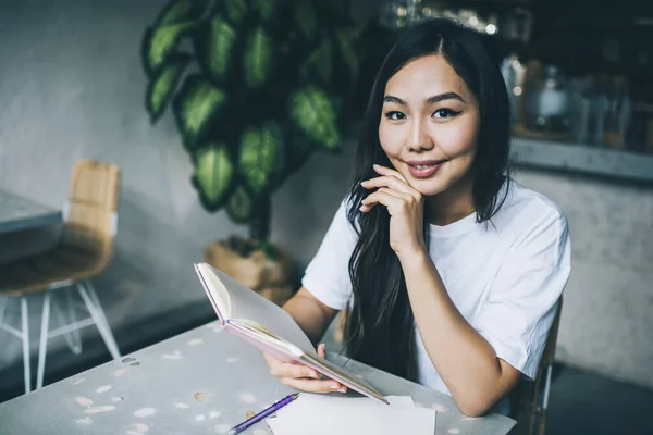 Shora Pozitivní Asijské Studentky Stylovém Oblečení Sedí Stolu Číst Poznámky — Stock fotografie