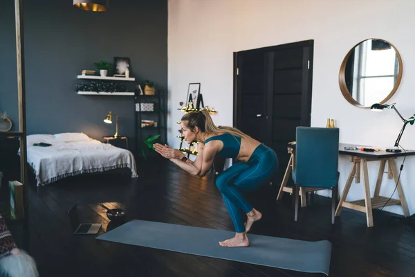 Europäerin Praktiziert Yoga Auf Fitnessmatte Hause Konzept Eines Gesunden Lebensstils — Stockfoto