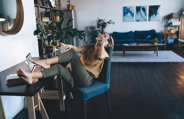 Menina Europeia Falando Celular Casa Conceito Mulher Moderna Idéia Learning — Fotografia de Stock