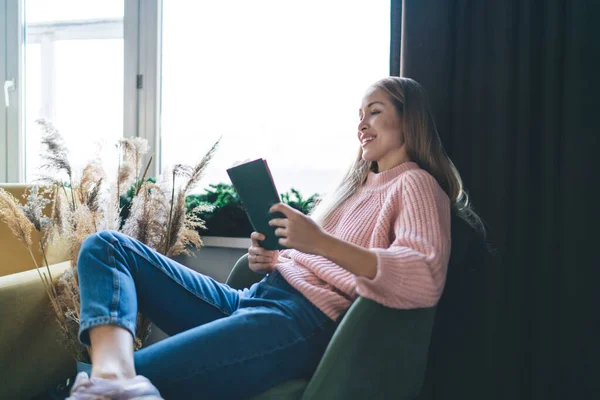 Chica Europea Sentada Sillón Leyendo Libro Casa Concepto Estilo Vida —  Fotos de Stock