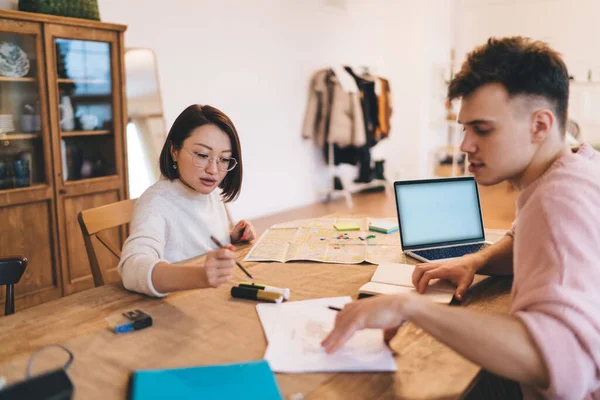 Mujer Asiática Hombre Caucásico Mirando Algo Papel Mesa Casa Pareja — Foto de Stock