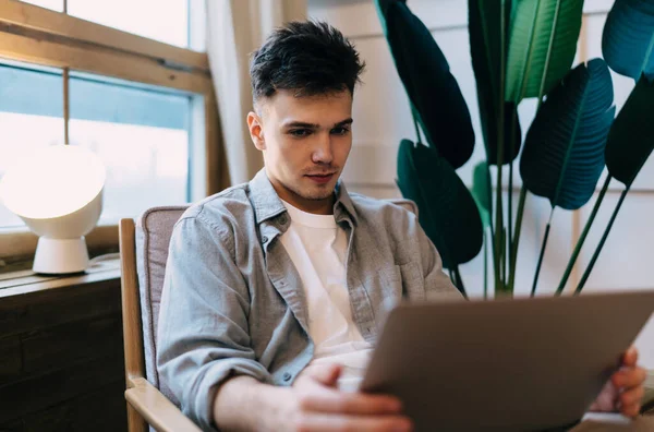 Kaukasischer Mann Beobachtet Etwas Auf Dem Laptop Während Hause Sessel — Stockfoto