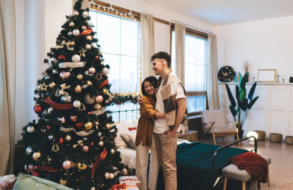 Junge Fröhliche Multiethnische Paare Die Sich Der Nähe Des Weihnachtsbaums — Stockfoto