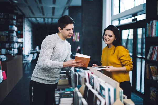 Positives Paar Das Gemeinsam Bücher Zwischen Ständen Mit Präsentierten Produkten — Stockfoto
