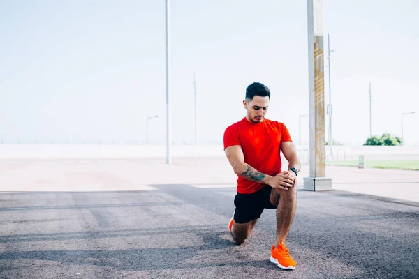 Atleta Masculino Determinado Haciendo Sentadillas Estirando Las Piernas Disfrutando Recreación — Foto de Stock