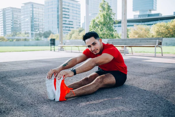 Joven Hombre Confiado Ropa Deportiva Preparándose Para Ejercicio Estirando Las — Foto de Stock