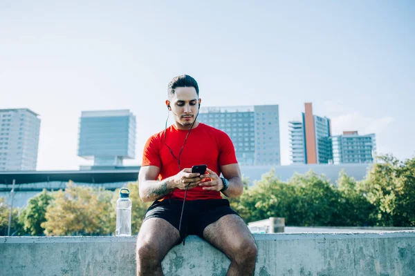 Hombre Étnico Enfocado Ropa Deportiva Con Auriculares Que Preparan Para — Foto de Stock