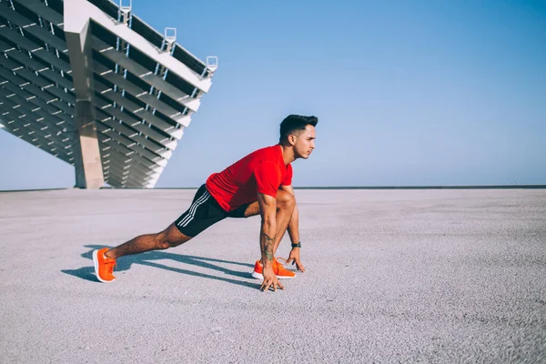 Jonge Blanke Man Sportkleding Doet Stretching Oefeningen Met Inspanning Uithoudingsvermogen — Stockfoto
