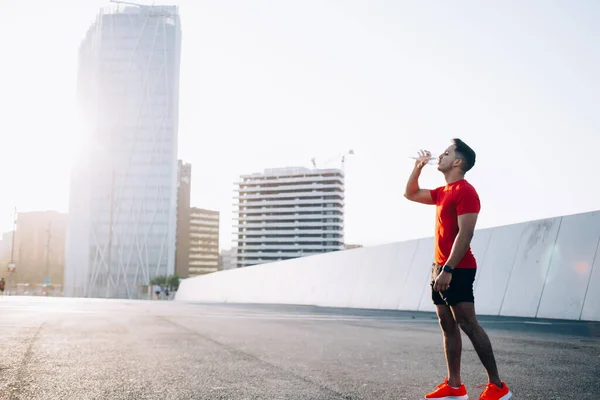 Atlético Joven Enérgico Camiseta Roja Pantalones Cortos Deportivos Azules Zapatillas — Foto de Stock