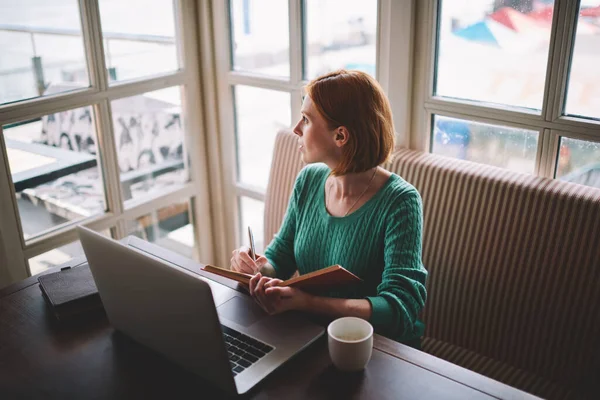 Deasupra Freelancerului Feminin Concentrat Ținută Casual Uitându Departe Timp Stătea — Fotografie, imagine de stoc