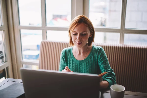 Junge Lächelnde Remote Arbeiterin Lässiger Kleidung Sitzt Mit Einer Tasse — Stockfoto