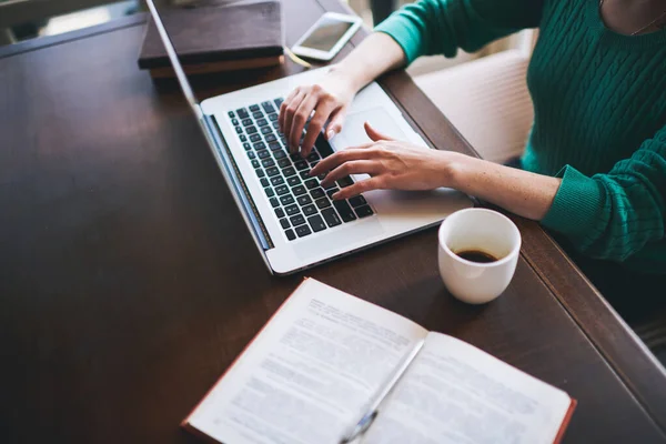 Alto Angolo Coltura Irriconoscibile Freelance Femminile Seduto Tavola Con Tazza — Foto Stock