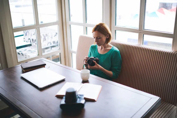 Υψηλής Γωνίας Συμπυκνωμένη Γυναίκα Φωτογράφος Casual Outfit Κάθεται Στο Τραπέζι — Φωτογραφία Αρχείου