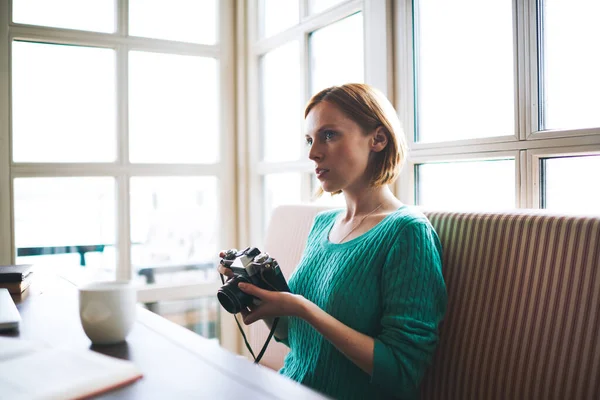 Fotógrafa Femenina Concentrada Atuendo Casual Con Pelo Corto Mirando Hacia — Foto de Stock