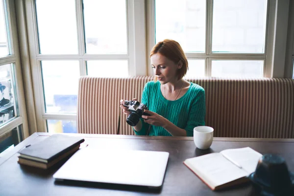 Konsantre Kadın Fotoğrafçı Günlük Giysiler Içinde Masada Oturuyor Yalnız Çalışırken — Stok fotoğraf