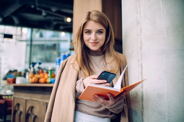 Verheugd Vrouwelijke Ondernemer Met Notebook Hand Surfen Mobiele Telefoon Kijken — Stockfoto