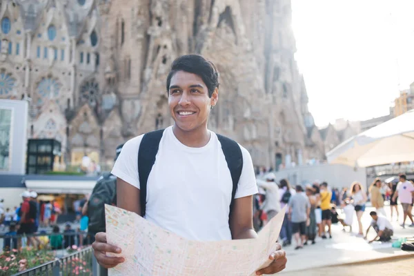 Веселый Турист Мужчина Картой Расположения Руках Улыбающийся Испанской Площади Sagrada — стоковое фото