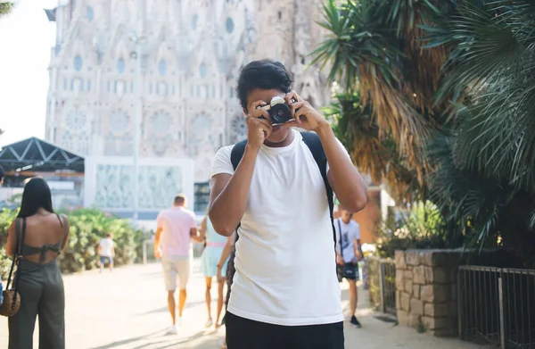 Latin Amateur Using Vintage Camera Catch Photo Focus Touristic Trip — Stock Photo, Image