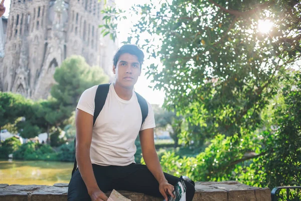 Молодой Латинский Турист Картой Путешествий Руках Проводит Отпуск Барселоне Исследуя — стоковое фото