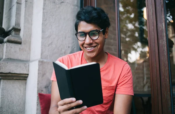 Cara Hipster Alegre Óculos Ópticos Sorrindo Enquanto Literatura Positiva Best — Fotografia de Stock