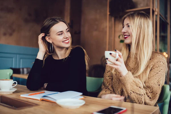 Lächelnde Freundinnen Lässiger Kleidung Trinken Eine Tasse Heißen Kaffee Während — Stockfoto