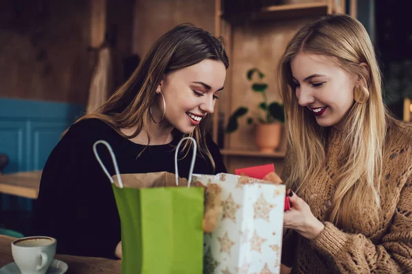 Positive Freundinnen Freizeitkleidung Lächeln Und Öffnen Geschenk Während Sie Sich — Stockfoto