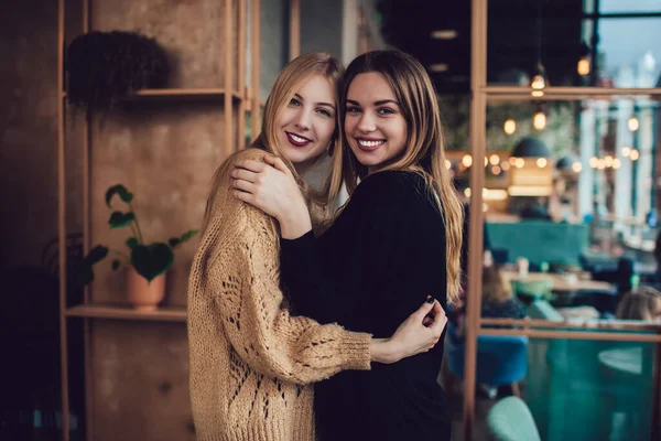 Boldog Lányok Hosszú Hajjal Meleg Ruhában Nevetnek Ölelgetik Egymást Miközben — Stock Fotó