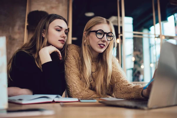 Giovani Studenti Concentrati Alla Ricerca Informazioni Progetto Laptop Mentre Guardando — Foto Stock