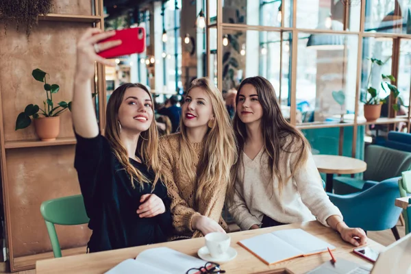 Jóvenes Mujeres Alegres Ropa Casual Tomando Selfie Mirando Cámara Del —  Fotos de Stock