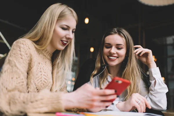 Angolo Basso Gioiose Giovani Studentesse Abbigliamento Casual Sedute Tavola Nel — Foto Stock