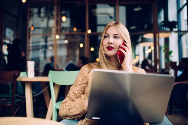 Pensativo Freelancer Femenino Ropa Casual Lápiz Labial Rojo Sentado Cafetería —  Fotos de Stock