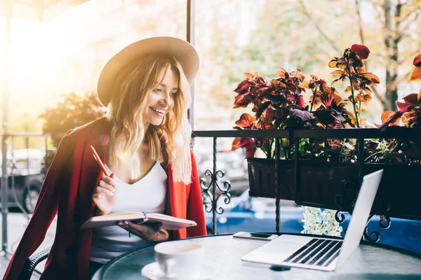 Divertida Estudiante Femenina Sombrero Moda Busca Información Educativa Computadora Moderna — Foto de Stock