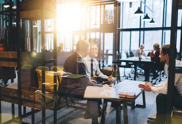 Través Vidrio Los Empresarios Ropa Formal Que Tienen Reunión Moderna — Foto de Stock