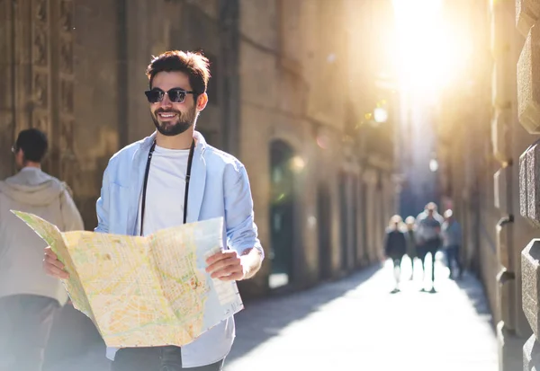 Позитивный Молодой Турист Повседневной Одежде Прогуливается Улице Бумажной Картой Поисках — стоковое фото