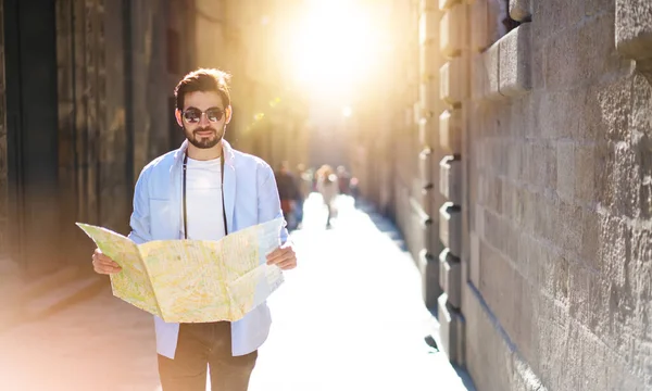 Pelancong Pria Muda Yang Serius Mengenakan Pakaian Santai Dan Kacamata — Stok Foto