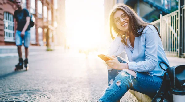 Portret Van Vrolijke Vrouw Bril Met Mobiele Telefoon Gadget Glimlachen — Stockfoto
