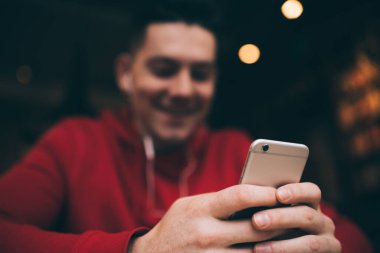 Çevrimiçi rezervasyon ve bankacılık için modern akıllı telefon aygıtı seçici odak, cep telefonu cihazında 4g internete bağlı kablosuz popülerlik web istatistiklerini kontrol eden bulanık erkek blogcu