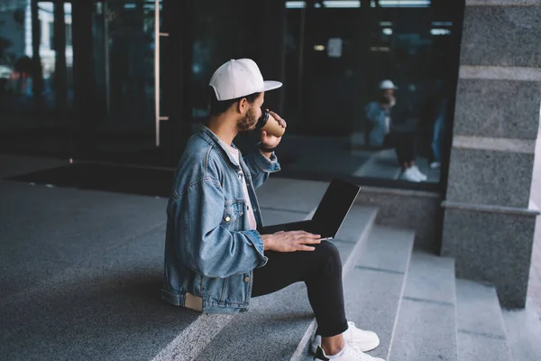 Boční Pohled Zkušený Hipster Chlap Bílém Čepici Pití Odnášející Kofein — Stock fotografie