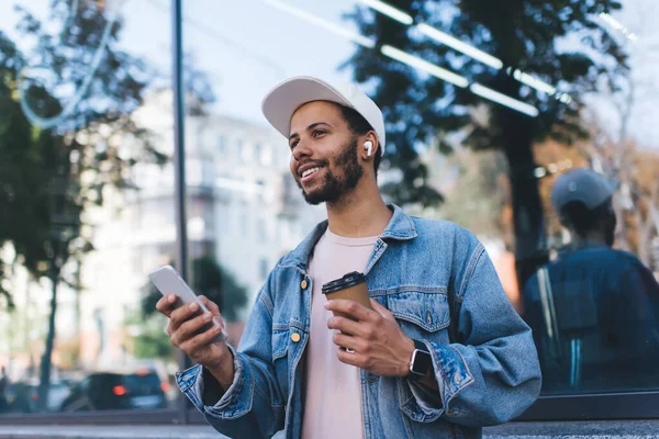 Uśmiechnięty Hiszpański Hipster Słuchawkach Bluetooth Cieszący Się Pozytywną Muzyczną Playlistą — Zdjęcie stockowe