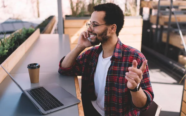 Hombre Hispano Feliz Gafas Ópticas Disfrutando Conversación Móvil Durante Tiempo — Foto de Stock