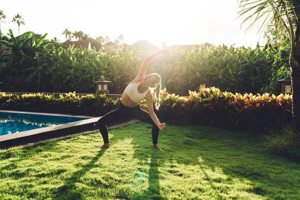 Donna Bionda Abbigliamento Sportivo Scalzo Facendo Pratica Yoga Mentre Piedi — Foto Stock