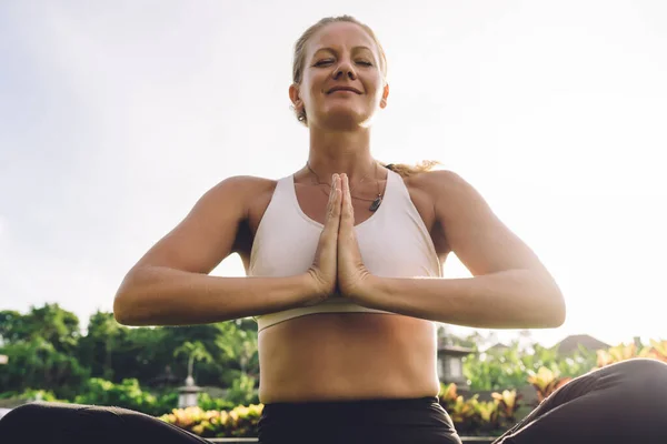 Baixo Mulher Feliz Meditando Pose Ioga Desfrutando Férias Campo Enquanto — Fotografia de Stock